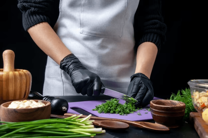 Bạn cần lựa chọn găng tay y tế có kích thước phù hợp và sử dụng riêng găng tay cho các loại thực phẩm khác nhau Bạn cần lựa chọn găng tay y tế có kích thước phù hợp và sử dụng riêng găng tay cho các loại thực phẩm khác nhau