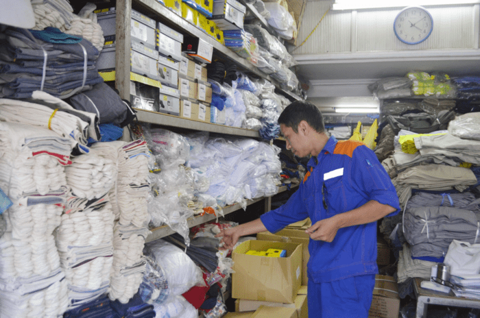 Bạn có thể mua găng tay bảo hộ ở Hà nội tại các khu chợ hay cửa hàng tạp hóa với giá thành cực rẻ (Nguồn ảnh: Sưu tầm)