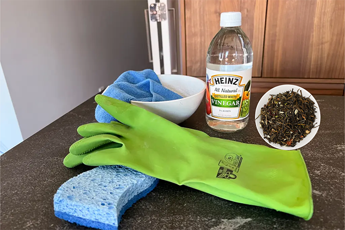 Cách sử dụng găng tay cao su mới mua giúp khử mùi khó chịu bằng Giấm, baking soda và bã trà