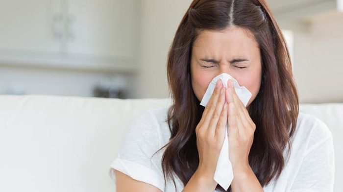 Hắt hơi, sổ mũi, chảy nước mắt... là biểu hiện thường gặp khi người dùng hít phải bột găng tay
