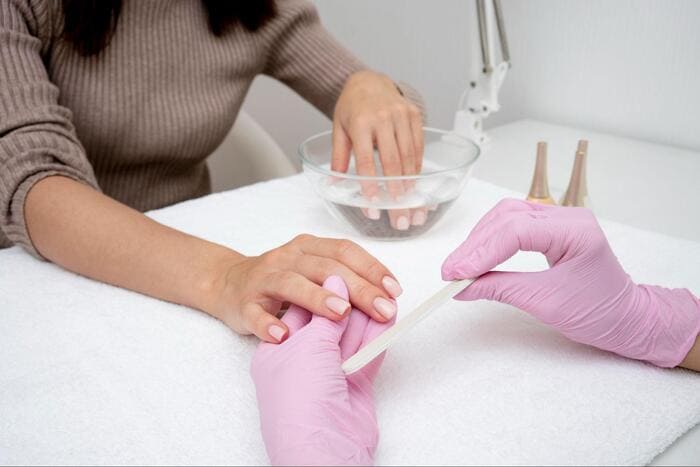 Làm đẹp, thẩm mỹ là những ngành thường xuyên sử dụng găng tay cao su Latex (Nguồn ảnh: Internet)