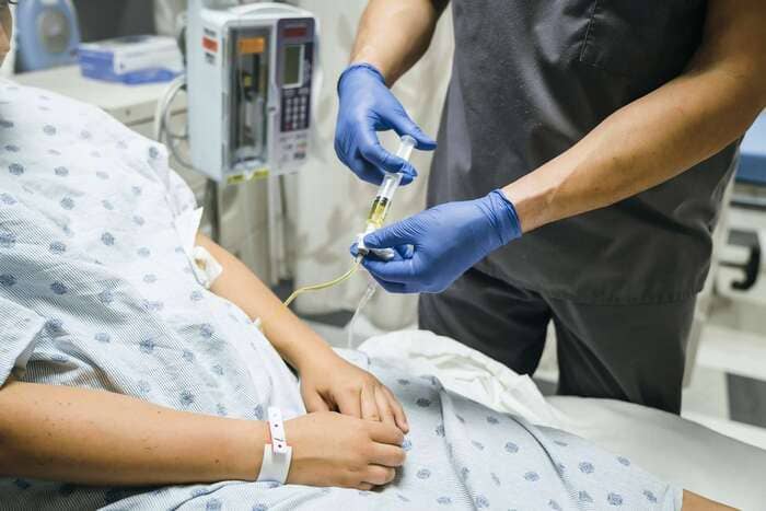 Nên thay mới găng tay y tế sau khi tiếp xúc trực tiếp với các yếu tố có khả năng nhiễm khuẩn cao như máu, dịch tiết cơ thể của người bệnh (Nguồn ảnh: Sưu tầm)