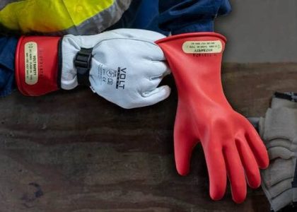 Đặc điểm cấu tạo của găng tay cao su cách điện sẽ bao gồm 3 lớp, khả năng chống điện tối đa 36.000V (Nguồn ảnh: Sưu tầm)