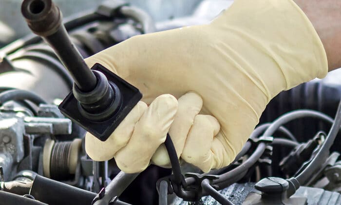 Găng tay cao su chống dầu là vật dụng bảo hộ lao động phổ biến trong các ngành nghề thường xuyên tiếp xúc với dầu mỡ, hóa chất (Nguồn ảnh: Sưu tầm)
