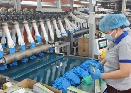 Nhà máy sản xuất găng tay y tế của HTC được trang bị máy móc hiện đại (Nguồn ảnh: Sưu tầm)