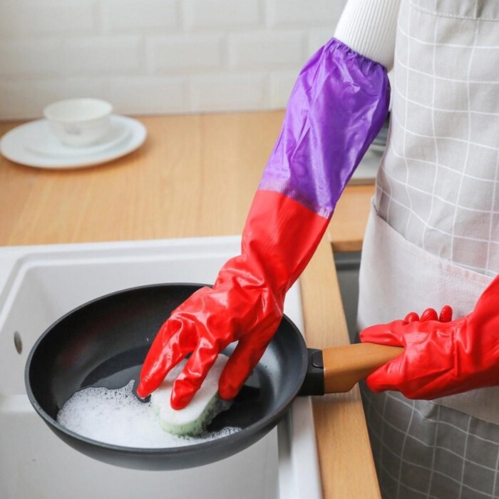 Găng tay đỏ tím được dùng nhiều để rửa bát, đĩa, chảo, xoong, nồi
