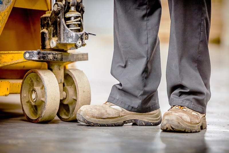 Tại sao nên đầu tư vào giày bảo hộ chất lượng cao cho công nhân - 3