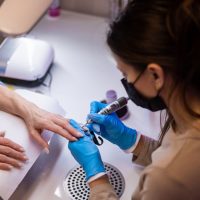 Tiệm Nail có cần dùng găng tay y tế không? Lời khuyên từ chuyên gia