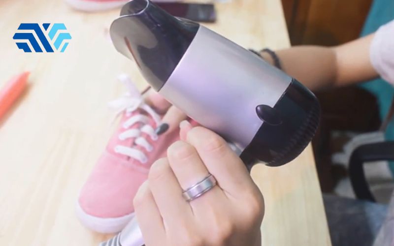 Cách làm khô giày bảo hộ lao động nhanh chóng vào mùa mưa - Hình 3 Cách làm khô giày bảo hộ lao động nhanh chóng vào mùa mưa - Hình 3